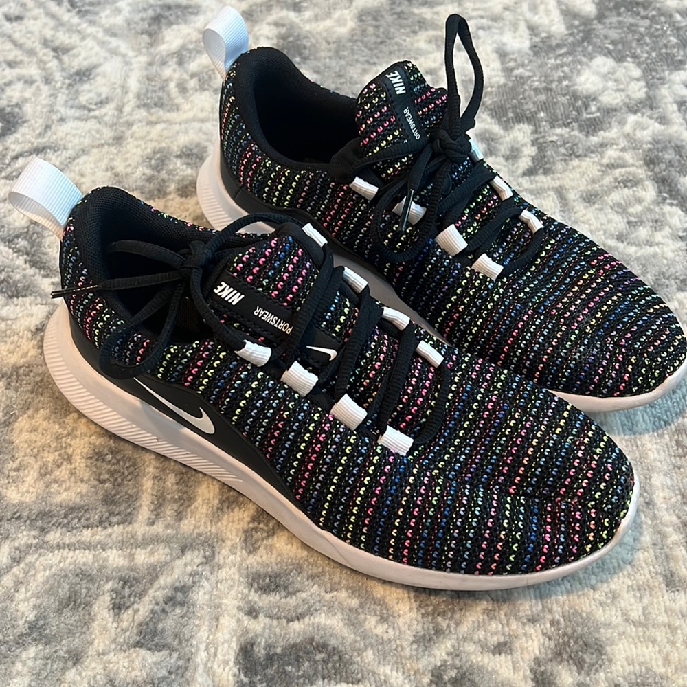 Nike viale black size 6Y